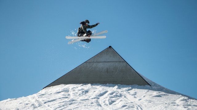 半岛：塑胶跑道彩色路面施工：为运动者带来更加安全舒适的体验